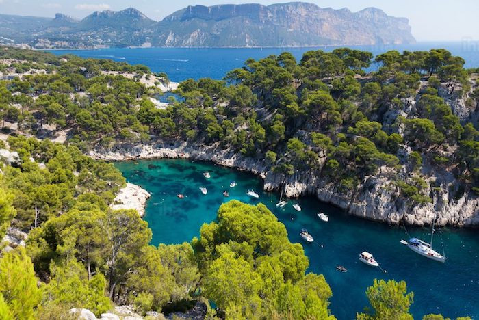 Baptême en hélicoptère vers les Calanques de Marseille et Cassis