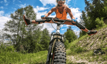 Balade duo en trottinette tout terrain de descente dans la montagne d'Annot