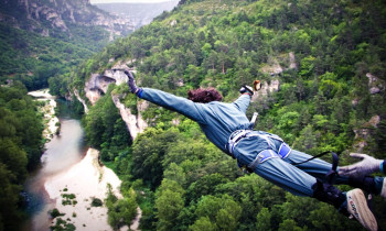 Saut à l'élastique d'une falaise de 107 mètres dans les Gorges du Tarn