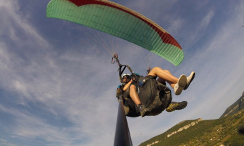 Vol acrobatique en Parapente avec Léo Besombes - Millau 