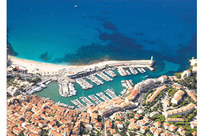 Baptême en hélicoptère vers les Calanques de Marseille et Cassis