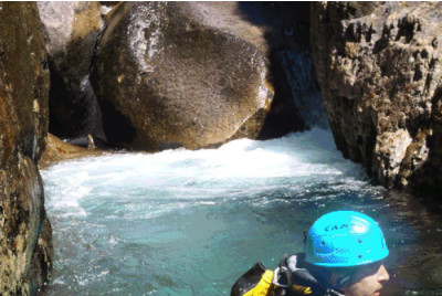 Initiation au canyoning dans le parc naturel des Pyrénées Ariègeoises
