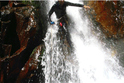 Initiation au canyoning dans le parc naturel des Pyrénées Ariègeoises