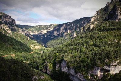 Saut à l'élastique d'une falaise de 107 mètres dans les Gorges du Tarn