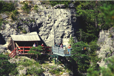 Saut à l'élastique d'une falaise de 107 mètres dans les Gorges du Tarn