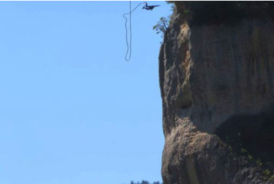 Saut à l'élastique d'une falaise de 107 mètres dans les Gorges du Tarn