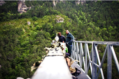 Saut à l'élastique d'une falaise de 107 mètres dans les Gorges du Tarn