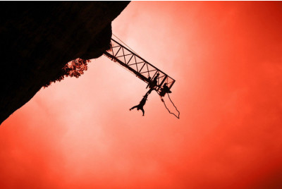 Saut à l'élastique d'une falaise de 107 mètres dans les Gorges du Tarn