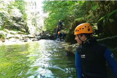 Découverte du canyoning en groupe dans le Massif du Jura