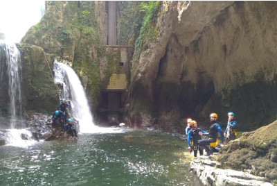 Découverte du canyoning en groupe dans le Massif du Jura