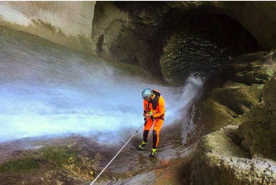 Découverte du canyoning en groupe dans le Massif du Jura
