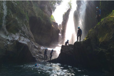 Découverte du canyoning en groupe dans le Massif du Jura