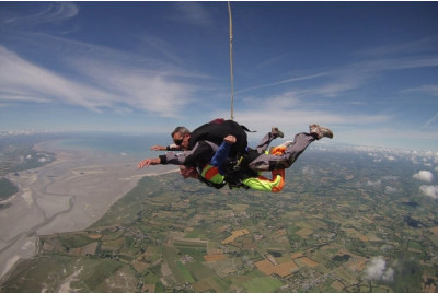 Saut en Parachute au large du Mont-Saint-Michel