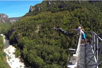 Saut à l'élastique d'une falaise de 107 mètres dans les Gorges du Tarn