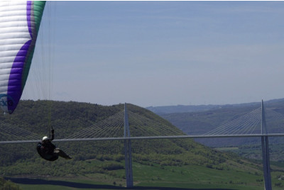 Vol acrobatique en Parapente avec Léo Besombes - Millau 