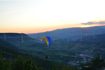 Vol acrobatique en Parapente avec Léo Besombes - Millau 