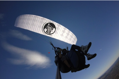 Vol acrobatique en Parapente avec Léo Besombes - Millau 