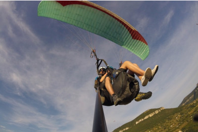 Vol acrobatique en Parapente avec Léo Besombes - Millau 