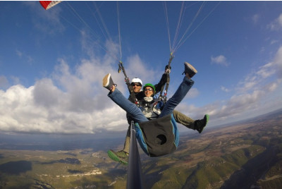 Vol acrobatique en Parapente avec Léo Besombes - Millau 