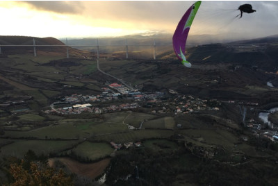 Vol acrobatique en Parapente avec Léo Besombes - Millau 