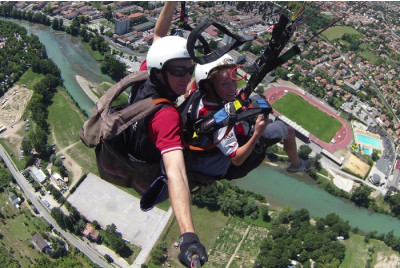 Vol acrobatique en Parapente avec Léo Besombes - Millau 