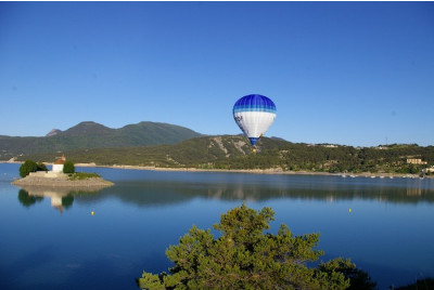 Vol en montgolfière - Survol du Lac de Serre-Ponçon 